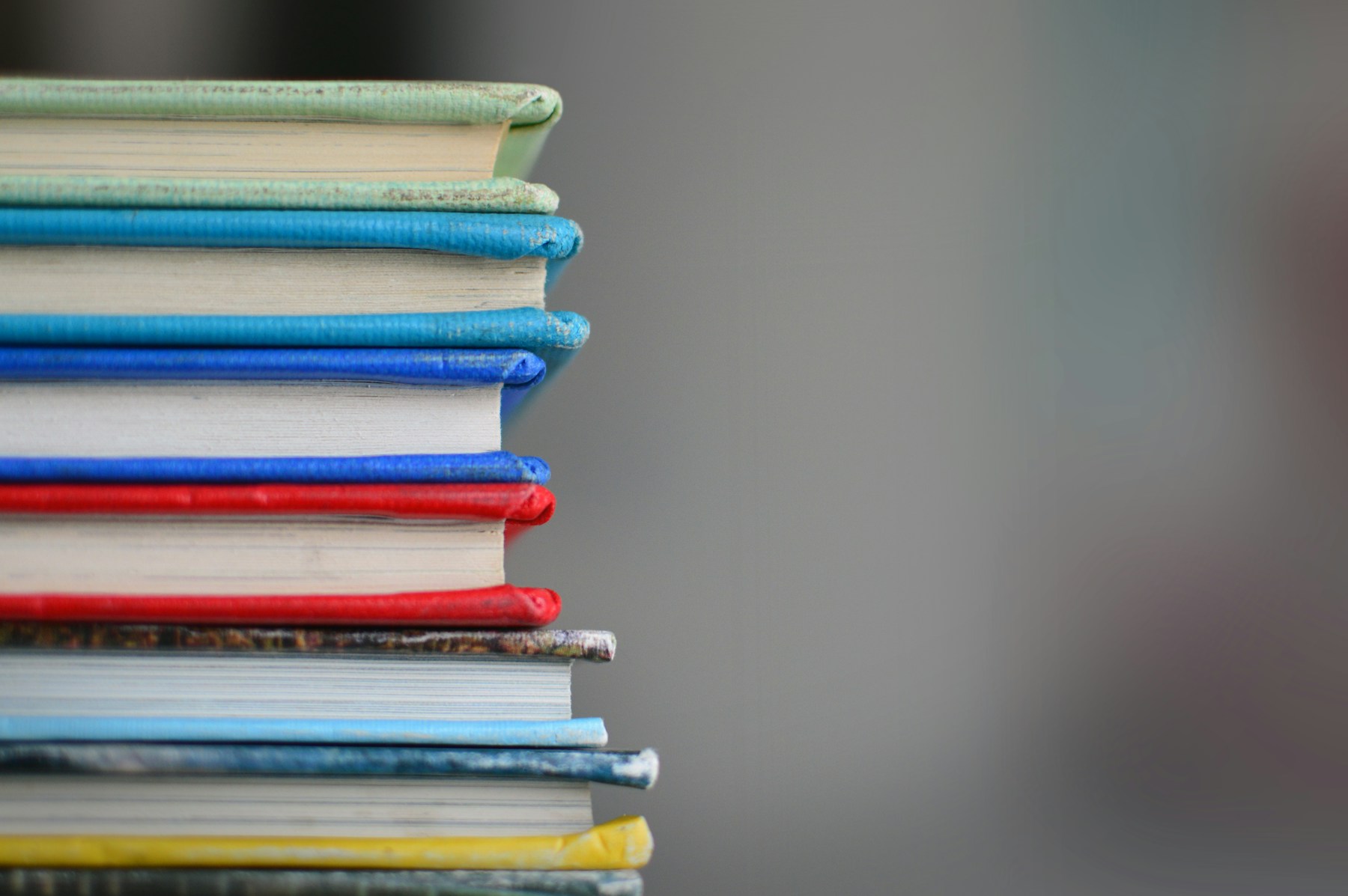 Стопка книг как образ последовательного чтения