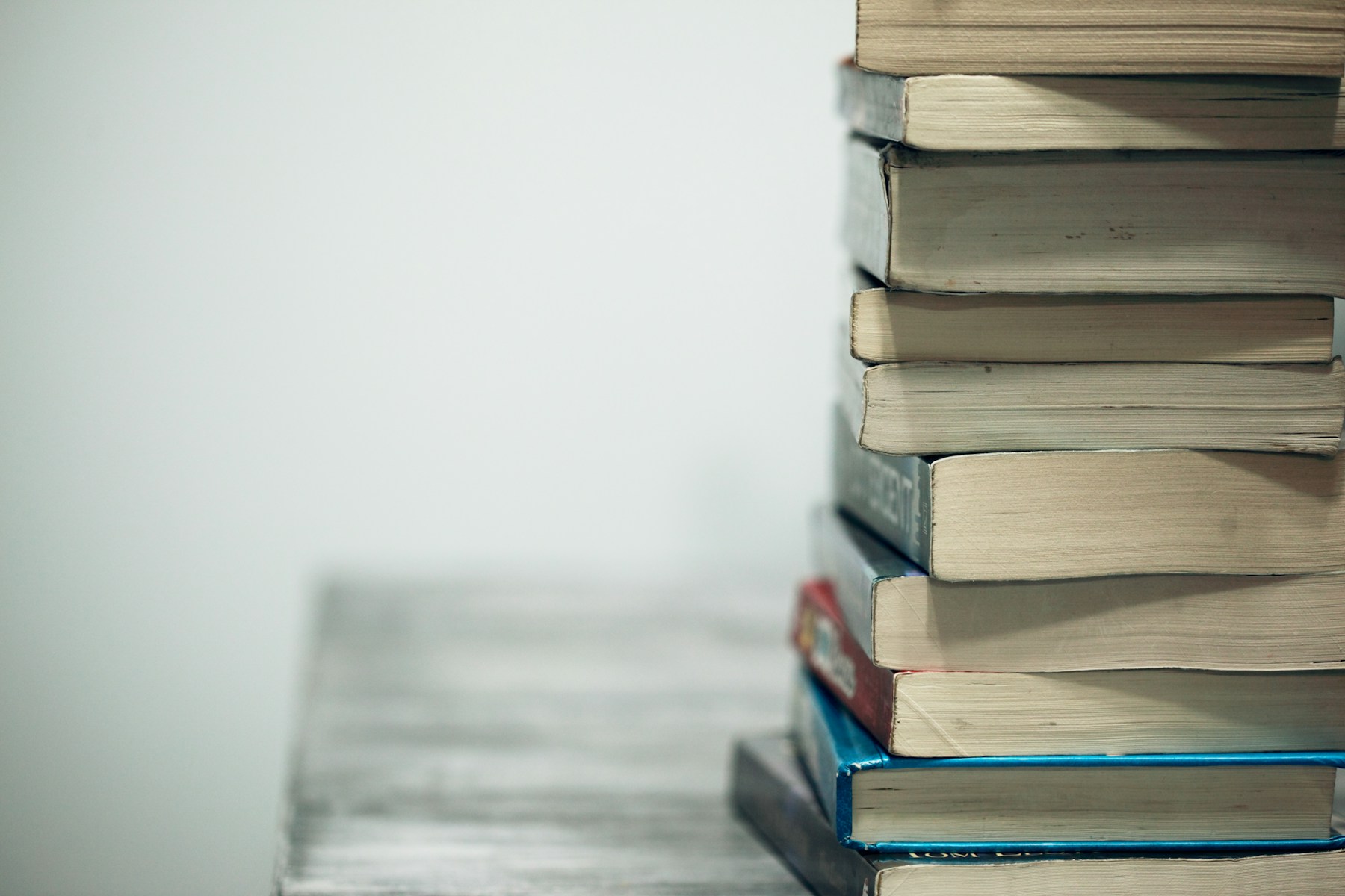 Стопка книг как символ глубокого чтения